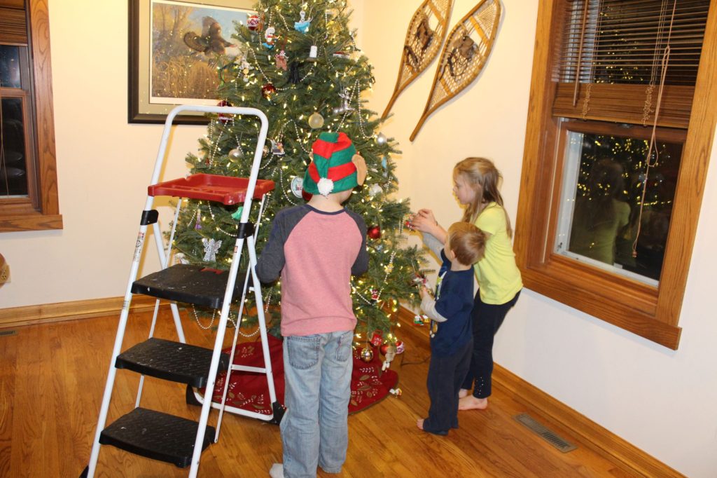 kids decorating the tree