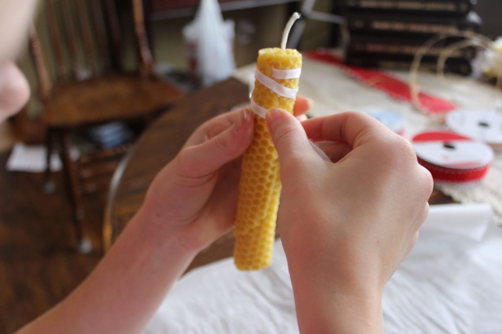Decorate the beeswax candle